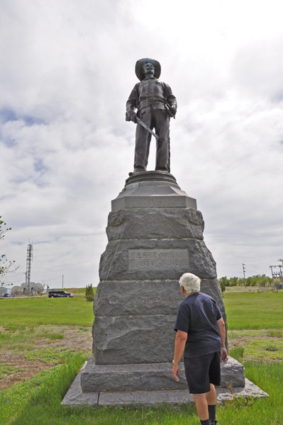 Lee Duquette by the statue of Pierre Wibaux